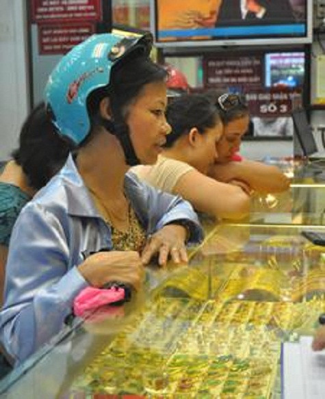 Thị trường vàng trong nước co hẹp khoảng cách chỉ còn 1,3 triệu đồng so với thế giới. Ảnh: TB