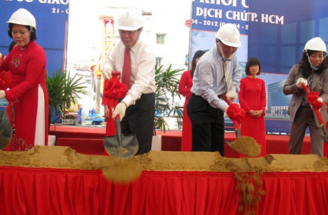 Bộ trưởng Bộ Tài chính Vương Đình Huệ (thứ 2 từ trái qua) tại lễ khởi công sáng nay. Ảnh: B.H. Bộ trưởng Bộ Tài chính Vương Đình Huệ (thứ 2 từ trái qua) tại lễ khởi công sáng nay. Ảnh: B.H.