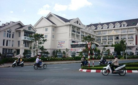 Trong khi các khách sạn từ 3 -5 sao có giá tương đối ổn định thì các cơ sở lưu trú không sao đua nhau làm giá trong dịp 30/4 và 1/5 (Ảnh: Bee.net) Trong khi các khách sạn từ 3 -5 sao có giá tương đối ổn định thì các cơ sở lưu trú không sao đua nhau làm giá trong dịp 30/4 và 1/5 (Ảnh: Bee.net)