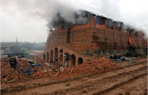 Cần chấm dứt sản xuất gạch đất sét nung bằng lò thủ công. (Ảnh: Vneconomy) Cần chấm dứt sản xuất gạch đất sét nung bằng lò thủ công. (Ảnh: Vneconomy)