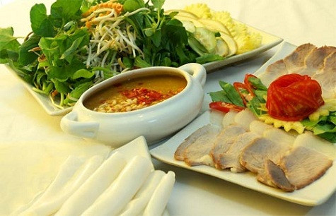 Bánh tráng cuốn sài gòn Ở Sài Gòn, rất dễ tìm thấy một hàng ăn có món cuốn. Hình như người Sài Gòn sẵn sàng dùng món cuốn ở bất cứ thời gian nào trong ngày. Chỉ một phần tư cái bánh tráng mỏng, trải ra trên một cái khay rộng, xếp lên lá rau diếp vài lá rau húng quế, húng cây, một gắp củ sắn xào, vài con tép riu xào đỏ thắm, một miếng lạp xưởng cuốn lại, chấm với tương ngọt điểm chút cay cay của tương ớt, cuốn nọ tiếp theo cuốn kia cứ kéo dài cùng với những tiếng cười râm ran vui vẻ. Đi trong lòng chợ, dễ dàng gặp một hàng gỏi cuốn. Chiếc cuốn trắng tinh, con tôm đỏ thắm với cọng hẹ ló ra ngộ nghĩnh. Cơm tấm bì dân dã, nhưng bì cuốn lại là một món cuốn ngon của người Sài Gòn.