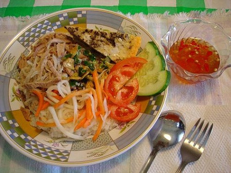 Cơm tấm bì Là một trong những đặc sản Nam bộ, cơm tấm bì chả đã trở thành bữa trưa vừa ngon vừa thú vị khi gói ghém được rất nhiều hương vị trong một: bì thịt heo, chả trứng, trứng ốp-la, đồ chua...