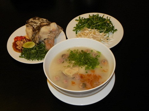 Cháo cá rau đắng Miền Tây sông nước phù sa với rau xanh, cá tươi và món cháo cá lóc rau đắng được xem là món ăn dân dã, thơm ngon, và đậm hương vị quê hương. Nguyên liệu nấu món cháo cá lóc rau đắng gồm cá lóc đồng làm sạch, lọc hết xương và ướp gia vị cho vừa ăn rồi mang hấp chín. Rau đắng là loại rau đắng đất, được mọc tự nhiên trong vườn nhà. Nấm rơm còn nụ tươi, hành ngò, gừng tươi cắt lát mỏng, tiêu, ớt, chanh, giá… Đặc biệt món cháo cá miền Tây này còn để thêm tương ngọt và lạc rang giã nhỏ cho có nhiều vị thơm ngon.