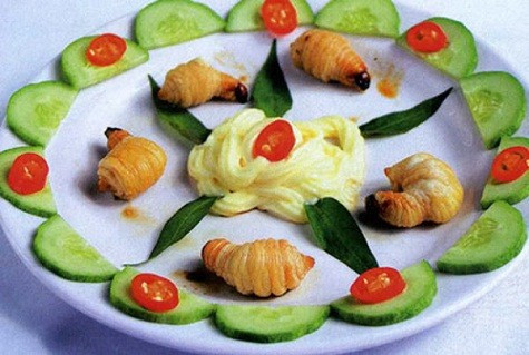 Đuông hấp xôi Món ăn đặc sản quý hiếm ở Nam bộ mà ngày xưa được tiến về triều cho vua ngự lãm hàng năm gọi là con đuông. Có nhiều loại như: đuông dừa, đuông đủng đỉnh, đuông chà là và đuông măng. Đuông mẹ có cánh, mỏ nhọn, hai cánh cứng như thép, có thể khoét thủng cả gỗ để vào đẻ trứng. Trứng đẻ thành ấu trùng, béo múp míp, trở thành thứ đặc sản “đệ nhất Nam bộ”. Sau mùa giao hoan, đuông tìm một cây dừa đang sung sức, khoét ngọn vào đẻ trứng. Trứng nở thành ấu trùng. Mẹ con nhà đuông bắt đầu chiến dịch công phá, chén củ hũ dừa thỏa thuê. Mỗi cây dừa có hàng trăm con đuông rúc rỉa “tủy sống” của cây dừa. Đến khi cây dừa không còn sức sống đến chết thì người ta buộc phải đốn dừa bắt đuông. Bửa củ hũ ra, hàng trăm con ngọ nguậy, lăn tròn, đứng không nổi. Con nào đã mọc cánh thì không bắt.