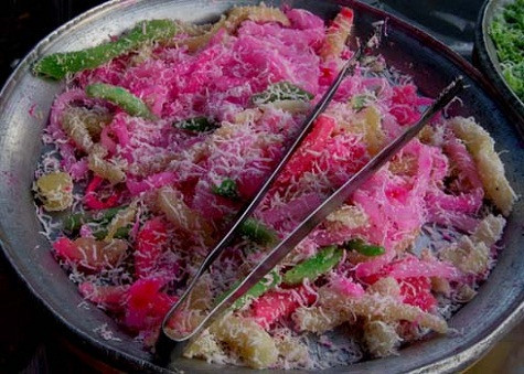 Bánh tằm Đây là món ăn dân dã, gắn liền với tuổi thơ của nhiều thế hệ, nhất là ở các vùng quê miền Nam, miền Tây. Hiện nay bánh tằm được bán rộng rãi ở Sài Gòn và trở thành món khoái khẩu của nhiều chị em phụ nữ. Cách chế biến món này khá đơn giản. Củ khoai mì lột sạch vỏ, mài nhuyễn, vắt bỏ nước rồi đem trộn với đường, bột năng và nước cốt dừa, hương va ni. Nếu thích có nhiều màu thì phân thành từng phần để trộn với lá dứa (màu xanh) hoặc chất tạo màu. Sau đó đem hỗn hợp này cho vào chiếc khuôn hình chữ nhật để hấp từ 20 – 30 phút. Chờ cho nguội, lấy bột trong khay ra sắt thành từng sợi bằng nửa ngón tay rồi đem trộn với cơm dừa nạo sợi. Bánh tằm dùng với muối mè (làm từ mè rang, đậu phộng, đường, muối) có vị ngọn, béo, mằn mặn và dai.