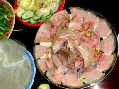 Bò giá tréo Bà con Khmer ở Sóc Trăng và một số nơi ở đồng bằng sông Cửu Long (ĐBSCL) có tập quán nuôi bò trên đất cát giồng. Con bò vừa là tài sản vừa giúp ích cho nhà nông trong việc đồng áng, vận chuyển nông sản. Người ta hạ một con bê (bò con vừa chớm sừng), cạo sạch lông, rồi treo lên hai cặp cây đóng tréo hình chữ X. Bên dưới là đống than hồng cháy đượm. Sức nóng làm da bò căng ra, thịt bên trong săn cứng… Mâm bàn được dọn ra với chủ yếu là rau thơm, khế chua, chuối chát thái mỏng. Một dĩa chanh đã cắt ra thành miếng. Một thau bún ngon. Một tô đựng mắm nêm trộn với khóm, bằm chung với tỏi, ớt, đường, bột ngọt được pha chế vừa ăn. Trên bàn chỉ có chén nhưng không có đũa vì thực khách sẽ dùng tay để ăn.