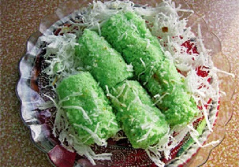 Bánh ống Sóc Trăng Bánh ống là loại bánh dân dã của bà con người dân tộc Khmer. Tuy nó không phổ biến lắm nhưng đây cũng là loại bánh ăn chơi ngon, rẻ mà lớp trẻ con rất thích Cái ống tre làm khuôn được cưa ngang một khúc dài cỡ 20cm. Ở giữa có que nhú lên gắn vào đồng xu cạo gió làm đáy khuôn. Ngày nay, ít ai xài bằng ống tre mà người ta chỉ làm bằng nhôm cho giản tiện. Đặt ống thẳng đứng trên nắp nồi, ở trong nồi có chứa nước. Bột gạo xay nát, tơi nhỏ và mịn trộn với đường, nước cốt dừa…