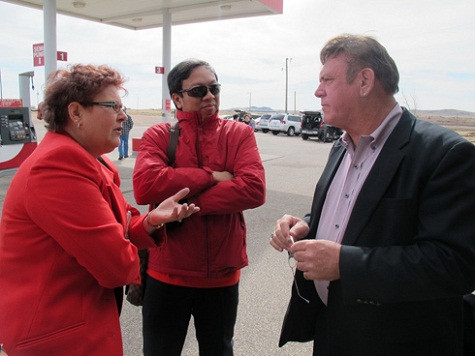 Ông Nguyên cùng bà Rosie (người đại diện) và người chủ tiền nhiệm của thị trấn, DonSammons. Ông Nguyên cùng bà Rosie (người đại diện) và người chủ tiền nhiệm của thị trấn, DonSammons.