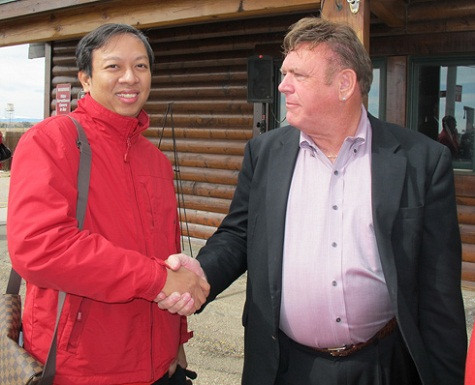 Những lợi tức ấy từ nay được chuyển sang cho người chủ mới, sau cái bắt tay chuyển giao giữa Phạm Đình Nguyên và DonSammons. Những lợi tức ấy từ nay được chuyển sang cho người chủ mới, sau cái bắt tay chuyển giao giữa Phạm Đình Nguyên và DonSammons.