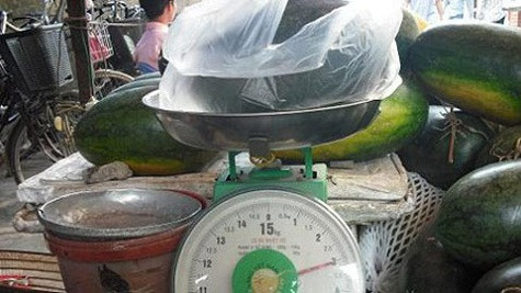 Để hút khách, không ít nhà buôn đã rút ruột, cân điêu rồi còn rêu rao giảm giá khuyến mãi để kiếm lợi. (Ảnh: Vef) Để hút khách, không ít nhà buôn đã rút ruột, cân điêu rồi còn rêu rao giảm giá khuyến mãi để kiếm lợi. (Ảnh: Vef)