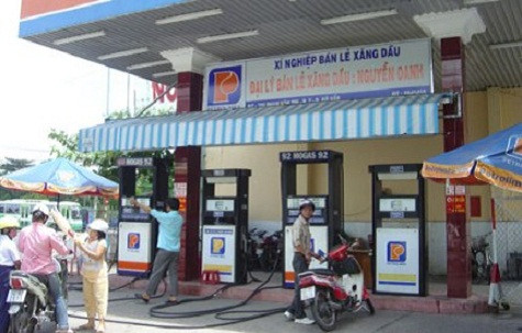 4 doanh nghiệp đầu mối đề nghị tăng giá xăng dầu. Yêu cầu này đang được Cục quản lý giá xem xét (Ảnh minh họa - nguồn Internet) 4 doanh nghiệp đầu mối đề nghị tăng giá xăng dầu. Yêu cầu này đang được Cục quản lý giá xem xét (Ảnh minh họa - nguồn Internet)
