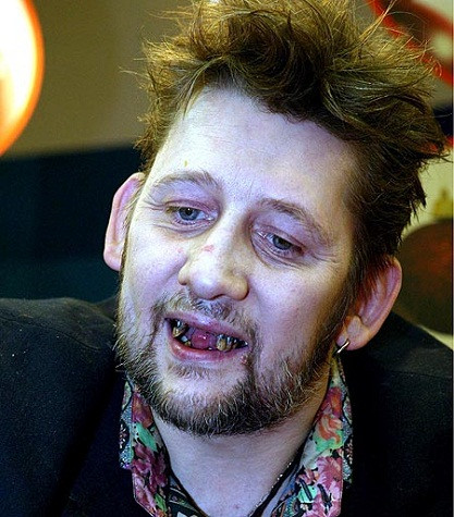 Đây là Shane Mac Gowan. Hàm răng này có lẽ còn móm mém hơn các cụ già 80 ở Việt Nam. Xem thêm: Choáng váng - hàng loạt hoa hậu hóa "em chã". Đây là Shane Mac Gowan. Hàm răng này có lẽ còn móm mém hơn các cụ già 80 ở Việt Nam. Xem thêm: Choáng váng - hàng loạt hoa hậu hóa "em chã".