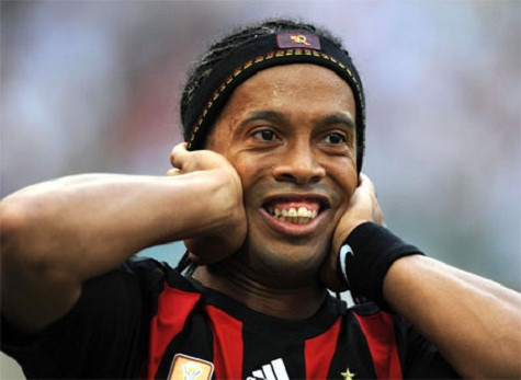 Ronaldinho chưa bao giờ được công nhận là một chàng cầu thủ đẹp trai của Brazil. Xem thêm: Choáng váng - hàng loạt hoa hậu hóa "em chã". Ronaldinho chưa bao giờ được công nhận là một chàng cầu thủ đẹp trai của Brazil. Xem thêm: Choáng váng - hàng loạt hoa hậu hóa "em chã".
