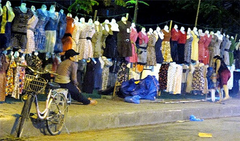 Quần áo vỉa hè lột xác thành hàng hiệu khi về đến nông thôn (Ảnh: Vef) Quần áo vỉa hè lột xác thành hàng hiệu khi về đến nông thôn (Ảnh: Vef)