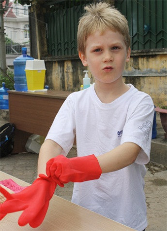 Hơn 10 đội, mỗi đội từ 15 đến 20 người dọn 10 điểm xung quanh hồ. Những điểm ở xa có xe đưa đón. Hơn 10 đội, mỗi đội từ 15 đến 20 người dọn 10 điểm xung quanh hồ. Những điểm ở xa có xe đưa đón.