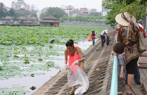 Không chỉ làm sạch ở vệ đường, nhiều người nước ngoài còn nhặt rác ven và dưới lòng hồ. Không chỉ làm sạch ở vệ đường, nhiều người nước ngoài còn nhặt rác ven và dưới lòng hồ.