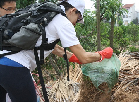Chị FiliPa (Bồ Đào Nha) dẫn theo hơn 10 em nhỏ nhặt rác suốt dọc đường Tô Ngọc Vân. Có lúc thu được cái chai và mẩu sắt vụn, chị mang cho cửa hàng đồng nát gần đó. Chị FiliPa (Bồ Đào Nha) dẫn theo hơn 10 em nhỏ nhặt rác suốt dọc đường Tô Ngọc Vân. Có lúc thu được cái chai và mẩu sắt vụn, chị mang cho cửa hàng đồng nát gần đó.