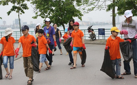“Năm ngoái, chúng tôi có 2 gia đình nhưng năm nay đến 6 gia đình tham gia ngày này như một hoạt động cuối tuần bổ ích. Các cháu nhỏ được giáo dục để yêu trái đất, yêu môi trường”, chị Doãn Minh Hoài (thành viên Câu lạc bộ EC2) cho biết. “Năm ngoái, chúng tôi có 2 gia đình nhưng năm nay đến 6 gia đình tham gia ngày này như một hoạt động cuối tuần bổ ích. Các cháu nhỏ được giáo dục để yêu trái đất, yêu môi trường”, chị Doãn Minh Hoài (thành viên Câu lạc bộ EC2) cho biết.
