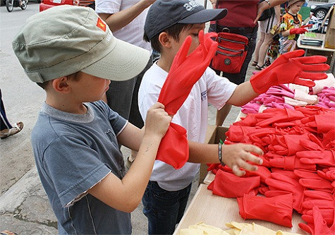 Ban tổ chức chuẩn bị hơn 500 đôi găng tay và túi nilon cho người tham gia. Bác sĩ một bệnh viện quốc tế trực tiếp hướng dẫn mọi người các biện pháp an toàn. Ban tổ chức chuẩn bị hơn 500 đôi găng tay và túi nilon cho người tham gia. Bác sĩ một bệnh viện quốc tế trực tiếp hướng dẫn mọi người các biện pháp an toàn.