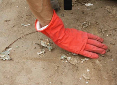 Thậm chí, một mẩu giấy đã bám chặt vào đất, chị dùng chân đạp cho bung ra rồi hốt cho vào túi, đổ lên xe chở rác. Thậm chí, một mẩu giấy đã bám chặt vào đất, chị dùng chân đạp cho bung ra rồi hốt cho vào túi, đổ lên xe chở rác.