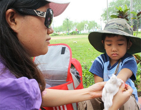 “Cả công ty tôi đều tham gia vào sự kiện này. Nhiều phụ huynh đưa con mình cùng tham gia để giúp các cháu năng động, sớm hình thành ý thức bảo vệ môi trường”, chị Nhung (nhân viên một công ty du lịch) chia sẻ. “Cả công ty tôi đều tham gia vào sự kiện này. Nhiều phụ huynh đưa con mình cùng tham gia để giúp các cháu năng động, sớm hình thành ý thức bảo vệ môi trường”, chị Nhung (nhân viên một công ty du lịch) chia sẻ.