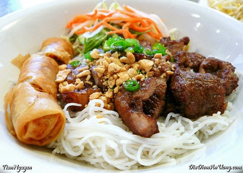 Bún thịt nướng Bún là món ăn phổ biến của người Việt Nam, có thể ăn nóng với súp (canh) hoặc ăn nguội. Thịt nướng thường là thịt lợn. Cả hai được kết hợp tạo thành món bún thịt nướng, ăn kèm rau thơm và chấm trong thứ nước mắm pha gia truyền. Tùy theo địa phương, nước chấm được pha khác nhau, có lạc, cà chua, chanh và ớt. Địa chỉ ăn bún thịt nướng ngon nhất là ở Huế và Đà Nẵng. Bún thịt nướng Bún là món ăn phổ biến của người Việt Nam, có thể ăn nóng với súp (canh) hoặc ăn nguội. Thịt nướng thường là thịt lợn. Cả hai được kết hợp tạo thành món bún thịt nướng, ăn kèm rau thơm và chấm trong thứ nước mắm pha gia truyền. Tùy theo địa phương, nước chấm được pha khác nhau, có lạc, cà chua, chanh và ớt. Địa chỉ ăn bún thịt nướng ngon nhất là ở Huế và Đà Nẵng.