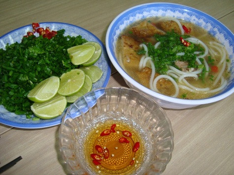 Trong bài viết "Đi ăn trưa ở chợ: 10 món ăn truyền thống giá dưới 1 USD", Adam Bray không chỉ liệt kê những món ăn "ngon - rẻ", mà còn giới thiệu khá kỹ cách chế biến và địa chỉ ăn uống ngon nhất trên khắp dải đất hình chữ S. Bánh canh Ở Việt Nam, "bánh" có nghĩa là bánh, còn "canh" chính là súp. Bánh canh gồm tất cả những thứ được làm từ tinh bột, từ bánh qui, bánh sinh nhật đến bánh mì và mì sợi. Bánh canh được làm từ gạo và bột khoai mì, rồi chan thứ nước dùng được nấu từ cá vào bát tô. Địa chỉ ăn bánh canh ngon nhất là ở Phan Thiết. Trong bài viết "Đi ăn trưa ở chợ: 10 món ăn truyền thống giá dưới 1 USD", Adam Bray không chỉ liệt kê những món ăn "ngon - rẻ", mà còn giới thiệu khá kỹ cách chế biến và địa chỉ ăn uống ngon nhất trên khắp dải đất hình chữ S. Bánh canh Ở Việt Nam, "bánh" có nghĩa là bánh, còn "canh" chính là súp. Bánh canh gồm tất cả những thứ được làm từ tinh bột, từ bánh qui, bánh sinh nhật đến bánh mì và mì sợi. Bánh canh được làm từ gạo và bột khoai mì, rồi chan thứ nước dùng được nấu từ cá vào bát tô. Địa chỉ ăn bánh canh ngon nhất là ở Phan Thiết.