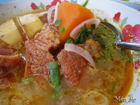 Bò kho Bò kho là món ăn yêu thích của Adam Bray; được chế biến từ thịt bò kết hợp với cà rốt và khoai tây. "Tôi thích thưởng thức món này trong thời tiết mát mẻ và ẩm ướt ở Tây Nguyên", Adam Bray chia sẻ. Địa chỉ ăn bò kho ngon nhất là ở Đà Lạt. Bò kho Bò kho là món ăn yêu thích của Adam Bray; được chế biến từ thịt bò kết hợp với cà rốt và khoai tây. "Tôi thích thưởng thức món này trong thời tiết mát mẻ và ẩm ướt ở Tây Nguyên", Adam Bray chia sẻ. Địa chỉ ăn bò kho ngon nhất là ở Đà Lạt.