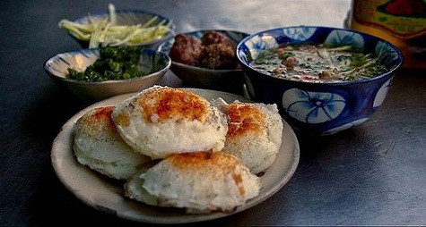 Bánh căn Bánh căn cũng được làm từ bột gạo, có kích thước nhỏ và nấu trong chảo đất sét. Có thể ăn kèm với bánh là thịt viên, tóp mỡ, hẹ và rau thơm. Địa chỉ ăn bánh căn ngon nhất là ở Nha Trang và Phan Rang. Bánh căn Bánh căn cũng được làm từ bột gạo, có kích thước nhỏ và nấu trong chảo đất sét. Có thể ăn kèm với bánh là thịt viên, tóp mỡ, hẹ và rau thơm. Địa chỉ ăn bánh căn ngon nhất là ở Nha Trang và Phan Rang.