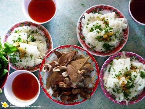 Bánh hỏi Bánh hỏi được làm từ mì gạo, bên trên đĩa bánh rắc thêm chút hẹ và tóp mỡ. Nên ăn bánh kèm với thịt heo quay, xúc xích, lòng, lợn và chấm trong thứ nước mắm pha chanh ớt đặc biệt. Địa chỉ ăn bánh hỏi ngon nhất là ở Quy Nhơn. Bánh hỏi Bánh hỏi được làm từ mì gạo, bên trên đĩa bánh rắc thêm chút hẹ và tóp mỡ. Nên ăn bánh kèm với thịt heo quay, xúc xích, lòng, lợn và chấm trong thứ nước mắm pha chanh ớt đặc biệt. Địa chỉ ăn bánh hỏi ngon nhất là ở Quy Nhơn.