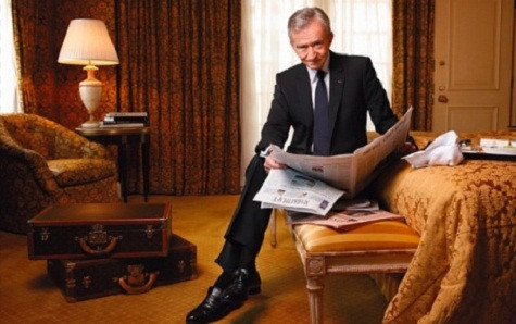 1. Bernard Arnault – 41 tỷ USD Giàu có từ việc thâu tóm các hiệu nổi tiếng thế giới như Hermes, Dior, Louis Vuitton.., hiện nay Bernard Arnault lãnh đạo tập đoàn LVMH, sở hữu khối tài sản kếch sù trị giá 41 tỷ USD và là người nhiều tiền nhất châu Âu. Không chỉ vậy, ông còn là công dân Pháp hiếm hoi có tầm ảnh hưởng lan khắp toàn cầu. 1. Bernard Arnault – 41 tỷ USD Giàu có từ việc thâu tóm các hiệu nổi tiếng thế giới như Hermes, Dior, Louis Vuitton.., hiện nay Bernard Arnault lãnh đạo tập đoàn LVMH, sở hữu khối tài sản kếch sù trị giá 41 tỷ USD và là người nhiều tiền nhất châu Âu. Không chỉ vậy, ông còn là công dân Pháp hiếm hoi có tầm ảnh hưởng lan khắp toàn cầu.
