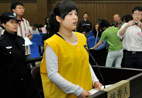 Nữ doanh nhân một thời giàu nhất nhì Trung Quốc Wu Ying trước vành móng ngựa. Ảnh: Xinhua