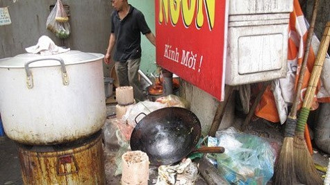 Chảo rán và thịt rán xong để ngay cạnh bãi rác cho…nguội Chảo rán và thịt rán xong để ngay cạnh bãi rác cho…nguội