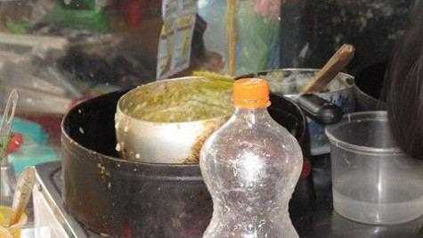 Chiếc nồi này dường như đã lâu không được cọ rửa Chiếc nồi này dường như đã lâu không được cọ rửa