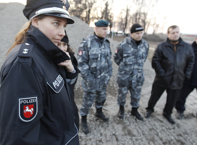 Một nữ cảnh sát tham gia diễn tập. Một nữ cảnh sát tham gia diễn tập.