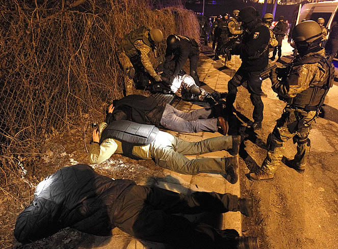 Holigan luôn là một vấn đề đau đầu với các nước tổ chức các sự lớn của bóng đá thế giới và châu Âu. Holigan luôn là một vấn đề đau đầu với các nước tổ chức các sự lớn của bóng đá thế giới và châu Âu.