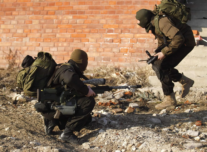 Cảnh sát diễn tập với những tình huống giả định y như thật. Cảnh sát diễn tập với những tình huống giả định y như thật.