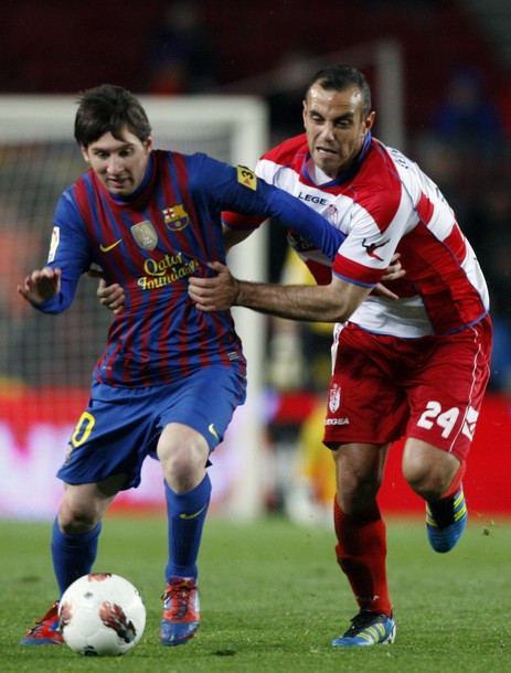 Đội khách ra sức ngăn cản anh.