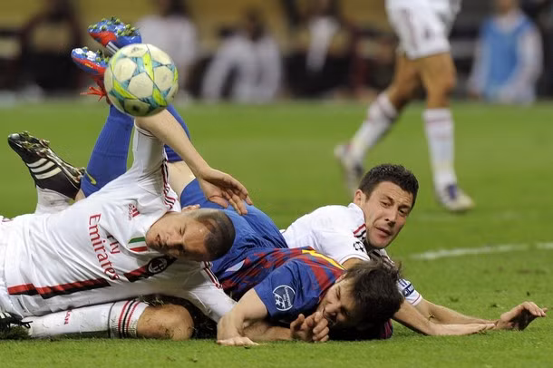 Hàng thủ Milan gặp khó khăn với cầu thủ nhỏ con.