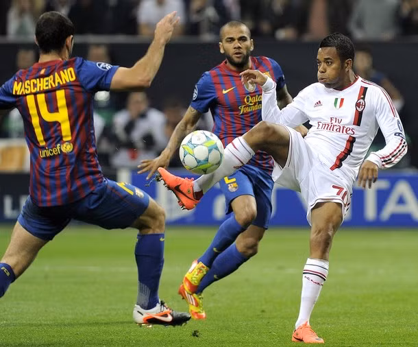 Robinho có cơ hội ghi bàn rõ rệt ở đầu trận, nhưng anh tận dụng không thành công.