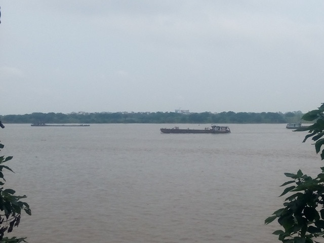 Tàu cuốc, tàu hút hút tiến vào phía gần bờ để "tận thu" khoáng sản (Ảnh Thông Minh) Tàu cuốc, tàu hút hút tiến vào phía gần bờ để "tận thu" khoáng sản (Ảnh Thông Minh)