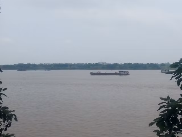 Tàu cuốc, tàu hút hút tiến vào phía gần bờ để "tận thu" khoáng sản (Ảnh Thông Minh)