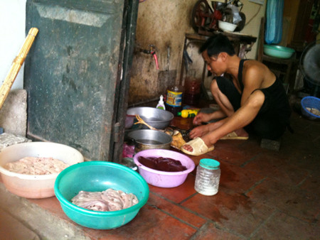 Người bán hàng này bày lòng ra chậu, không che đậy để ruồi bâu tự nhiên, không những thế người này còn làm gà ở nền gạch gần cống nước Ảnh Dan tri. Người bán hàng này bày lòng ra chậu, không che đậy để ruồi bâu tự nhiên, không những thế người này còn làm gà ở nền gạch gần cống nước Ảnh Dan tri.