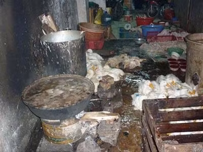 Cận cảnh chế biến vịt với ngổn ngang lông vịt, vịt đã làm thịt bày la liệt Ảnh Dothi.