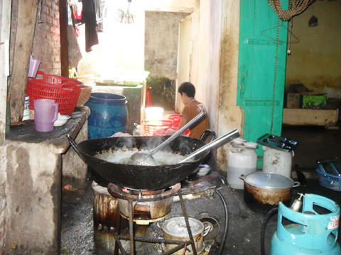 Trong khu vực bếp kiêm luôn nhiều chức năng: vừa chế biến, vừa rửa bát, cách đó là cửa nhà vệ sinh còn bỏ ngỏ, dưới cái nền đất nhầy nhụa nước bẩn. Ảnh VNE Trong khu vực bếp kiêm luôn nhiều chức năng: vừa chế biến, vừa rửa bát, cách đó là cửa nhà vệ sinh còn bỏ ngỏ, dưới cái nền đất nhầy nhụa nước bẩn. Ảnh VNE
