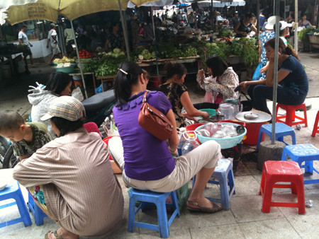Bộ Y tế đã cảnh báo nguy cơ mầm bệnh tư thức ăn đường phố, song thực khách vẫn hồn nhiên "chén", các quán vỉa hè chỗ nào cũng đông Ảnh Dan tri. Bộ Y tế đã cảnh báo nguy cơ mầm bệnh tư thức ăn đường phố, song thực khách vẫn hồn nhiên "chén", các quán vỉa hè chỗ nào cũng đông Ảnh Dan tri.