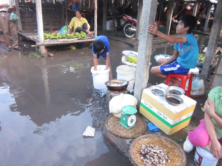 Rùng mình với cảnh người bán hang đang rán chảo bánh ngay trên vũng nước. Chỉ cần xe máy đi qua là nước bẩn có thể té lên chảo bánh này. Rùng mình với cảnh người bán hang đang rán chảo bánh ngay trên vũng nước. Chỉ cần xe máy đi qua là nước bẩn có thể té lên chảo bánh này.