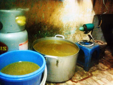 Nước phở để trong nhà vệ sinh. Ảnh VNE