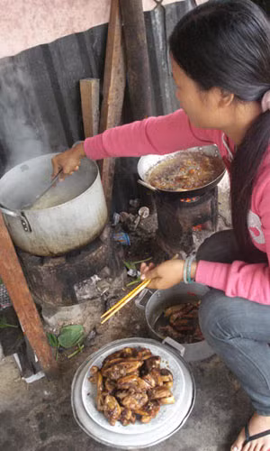 Thức ăn chế biến xong không được che đậy. (Ảnh 24h)