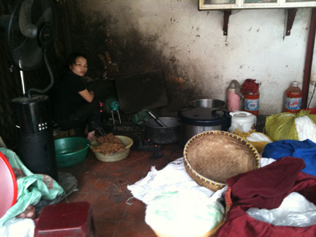 Bàn tay vừa nặn chả, cô nhân viên lau qua rồi bốc bún cho khách bằng đôi tay "trần". Ảnh Dan tri. Bàn tay vừa nặn chả, cô nhân viên lau qua rồi bốc bún cho khách bằng đôi tay "trần". Ảnh Dan tri.